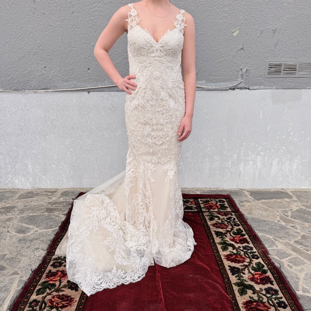 🤍 Lace Appliqué Mermaid Wedding Gown